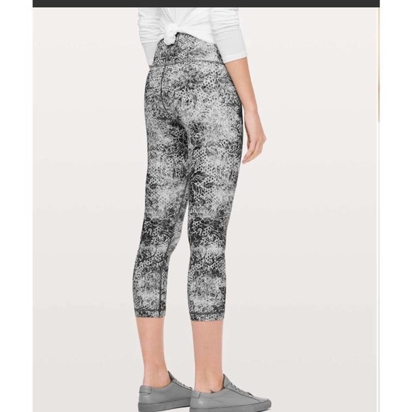 Lululemon Wunder Under Crop 21" - Picture 2 of 9